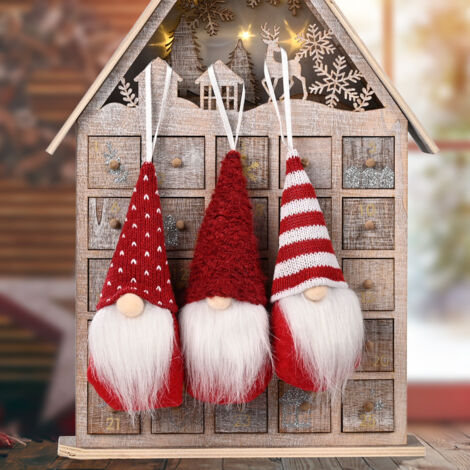 pezzi di ornamenti natalizi e gnomi, bambole e decorazioni sospese, elfo e gnomo di peluche, pomodori in mano, ciondoli a forma di bambola senza volto per decorazioni natalizie e per feste