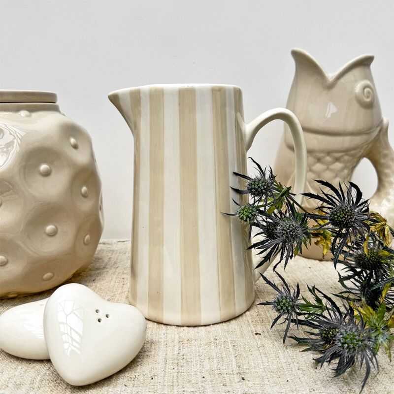 Pichet, carafe ou vase à rayures sables et blanches