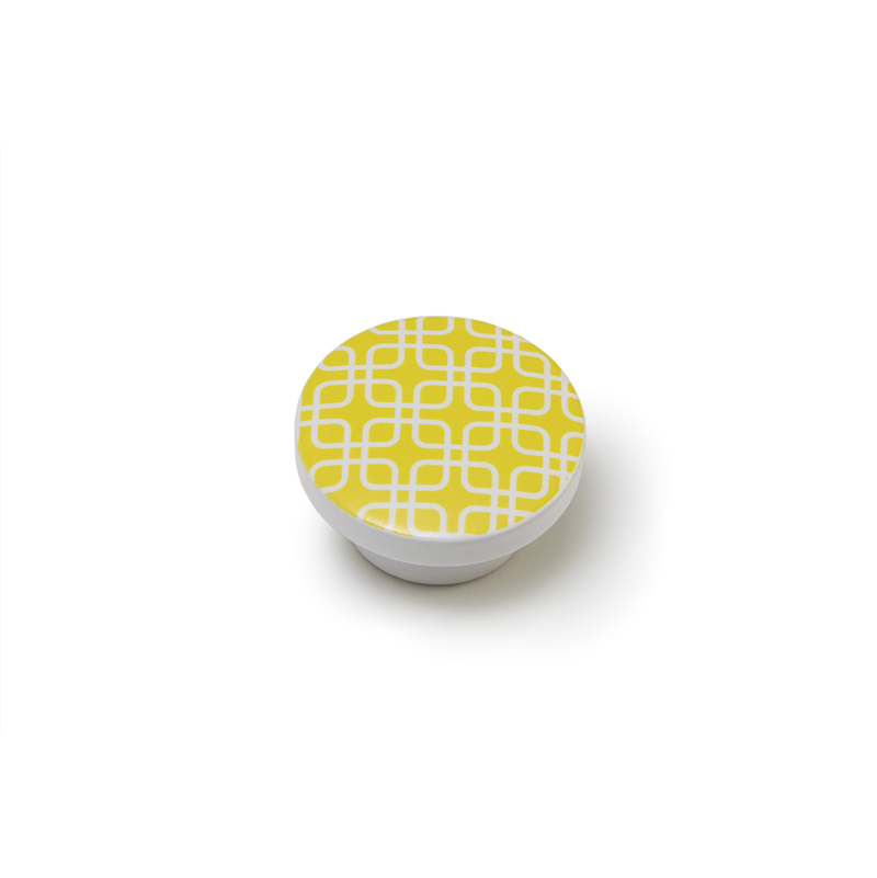 

Pomo Mueble | Estilo Decorativo | Fabricado en Haya | Acabado en Amarillo | Medidas 38*38*22 mm | Sistema de Fijación | 1 Unidad