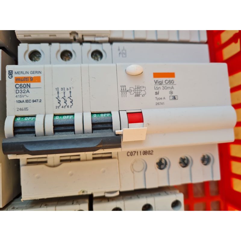 1 C60N 2P D 32A 30mA-AC M-G SCHNEIDER 24590 , 26537 DISJONCTEUR Differentiel 88806566
