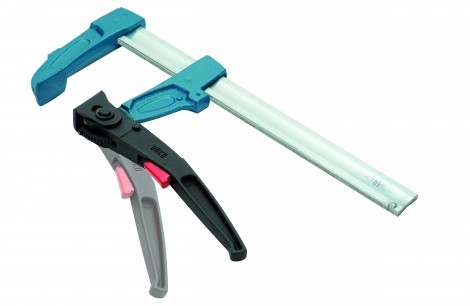 Presse rapide à levier avec rail 35x8 mm, ouverture 600 mm, saillie 107 mm, force 9000 N