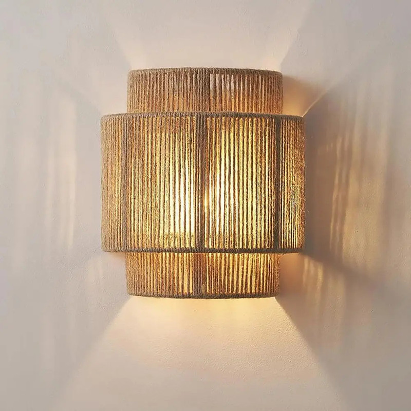Applique Murale Bohème En Rotin Tressé Et Corde De Chanvre, Luminaire Rustique De Style Ferme Pour Salon, Chambre Ou Escalier.