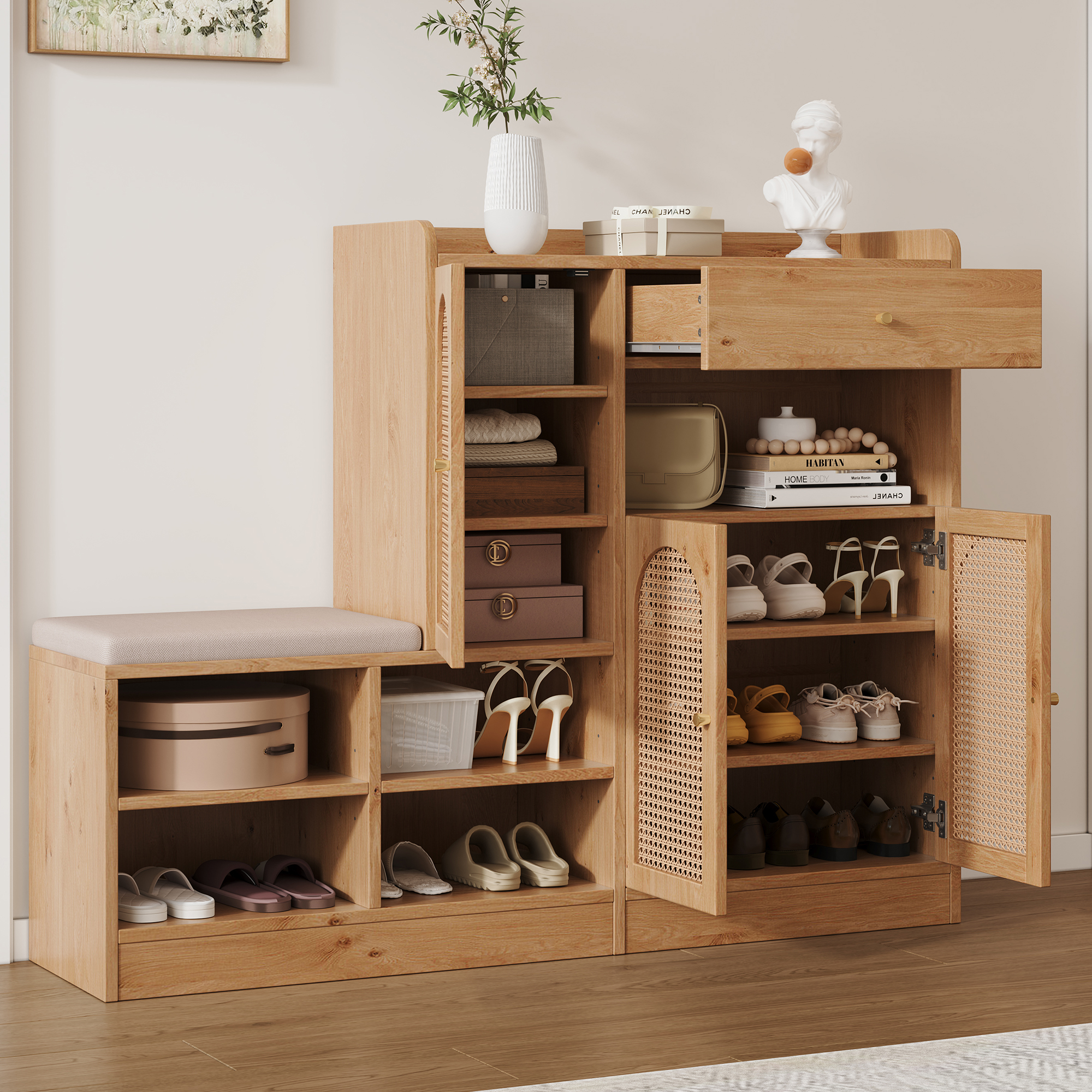 Meuble À Chaussures Avec Banquette Rembourrée, 3 Portes En Rotin Tressé Et 1 Tiroir. Meuble De Rangement Multifonctionnel Avec Étagère À Chaussures Pour L'Entrée. Aspect Bois, Dimensions : L 142 X P 3