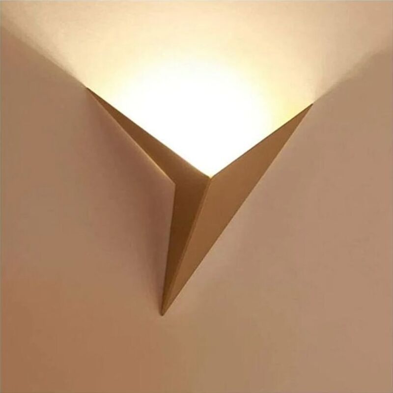 Applique Murale Interieur Led 3w, Créatif Triangle Forme Doré Lampe Murale 3000k Blanc Chaud Moderne Métal Luminaire Mural Pour Chambre Salon Esc