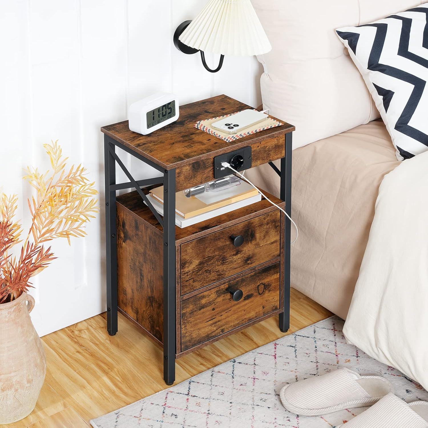 Table De Chevet Avec Deux Tiroirs, Table De Canapé Avec Station De Charge, Espace De Stockage Multicouche, Pour Salon, Chambre, Stable Et Robuste, Marron Rustique, Noir Ebf138cbz01,hoobro