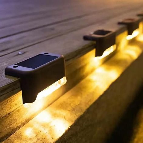 Un ensemble de 4 lampes trapézoïdales à LED alimentées à l'énergie solaire, lampes solaires de jardin et de cour, lampes d'extérieur pour cour. (1/4)