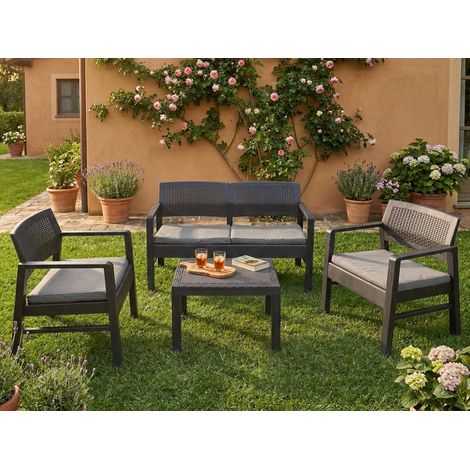 Dmora Outdoor-Lounge-Set Carpi, Gartengarnitur mit 2 Sesseln, 1 Sofa und 1Couchtisch, Sitzecke in Rattan-Optik mit Kissen, 100 % Made in Italy, Anthrazit (1/4)