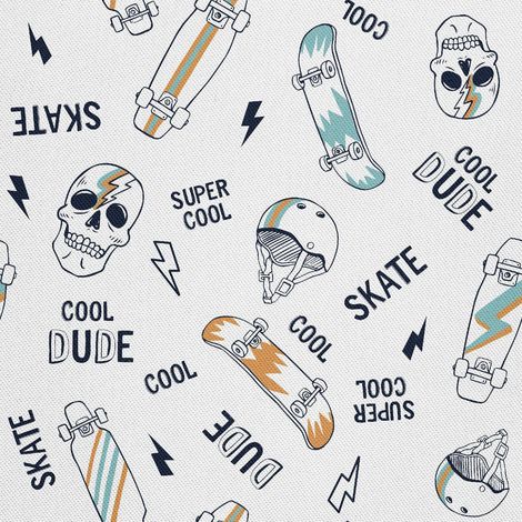 Telas decorativas para exteriores estilo oxford con motivos de calaveras y patinetas. (1/5)