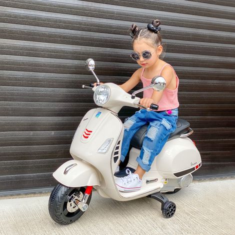 Trottinette électrique Vespa pour enfants, 6 V, dimensions : 102 cm (L) x 51 cm (l) x 76 cm (H), lecteur MP3, port USB, klaxon, phares, feux arrière, blanche (1/5)