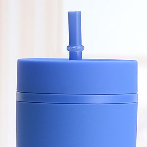 Bunter Plastikbecher mit Strohhalm, schlichtes Design und angenehme Haptik, großes Fassungsvermögen (473 ml), blau. (1/4)