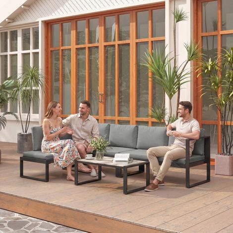 Salon de jardin extérieur d'angle 5 personnes avec 2 canapés chaise sans accoudoirs gris foncé table basse aménagement intérieur