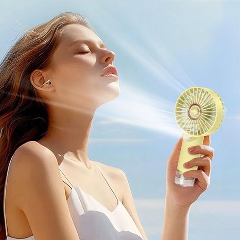 Ventilador portátil personal con nebulizador, recargable, 3 velocidades, ideal para viajes, playa y oficina, color amarillo. (1/2)
