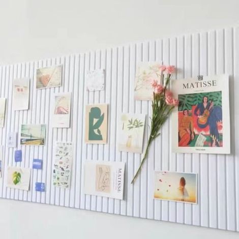Pannello decorativo in feltro, 60 x 40 cm, grigio chiaro, perforato, spessore 0,9 cm, pieghevole, con nastro adesivo per foto, ideale per pareti fotografiche nelle scuole. (1/5)