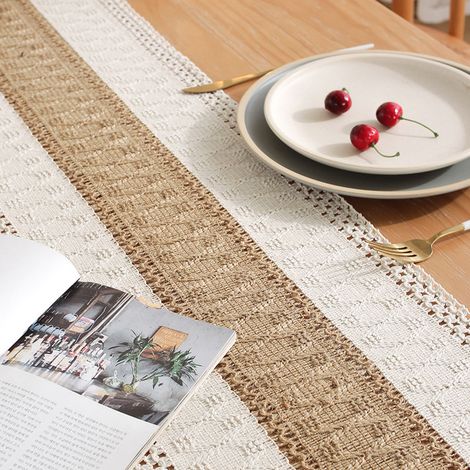Chemin de table rustique en macramé, en coton, couleur café, idéal pour une fête champêtre ou un mariage. Dimensions : 180 x 30 cm. (1/5)