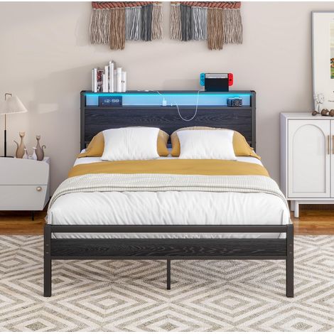 Letto matrimoniale 120x200 cm con USB-C, presa di corrente, illuminazione a LED e vano portaoggetti, testiera con mensole, struttura in metallo e MDF nero. (1/5)