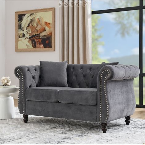 MODFU – Canapé 2 places Chesterfield velours – Dossier capitonné, clous décoratifs et accoudoirs incurvés – Assise mousse et ressorts, pieds bois hévéa – Salon ou bureau – Gris (1/5)