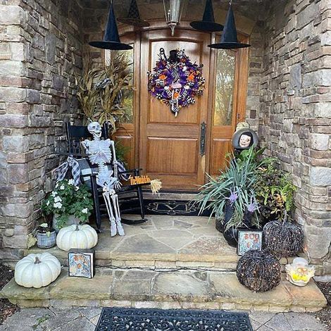 Couronne d'Halloween avec squelette, fleurs artificielles, ruban et nœud papillon, guirlande décorative à suspendre pour porte d'entrée ou mur, idéale pour une fête effrayante. (1/4)