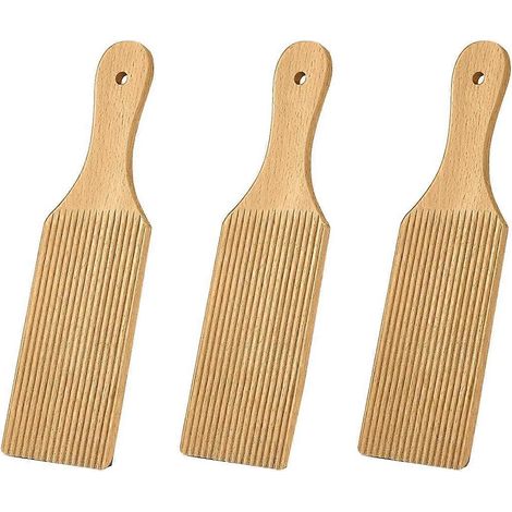 planches à gnocchis et spatules à beurre en bois pour étaler la pâte -- (1/5)