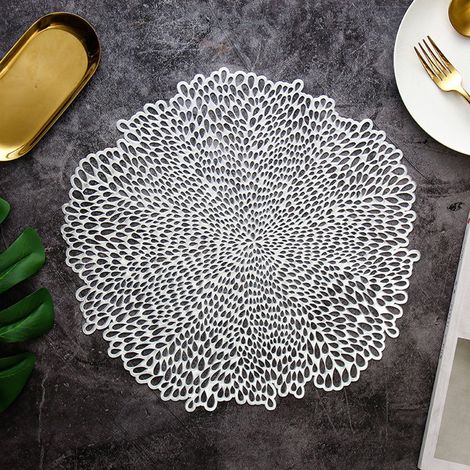 Un ensemble de 6 sets de table, en PVC lavable, antidérapants et résistants, adaptés aux tasses, vases, sets de table, etc., 38 cm, couleur argentée. (1/5)