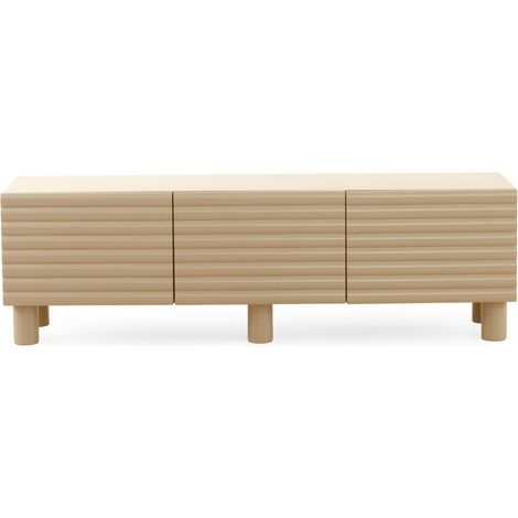 TV-Möbel aus MDF in sandbeigefarbenem Ton, mit wellenförmigem Relief auf den Türen und Beinen aus Massivholz. (1/5)
