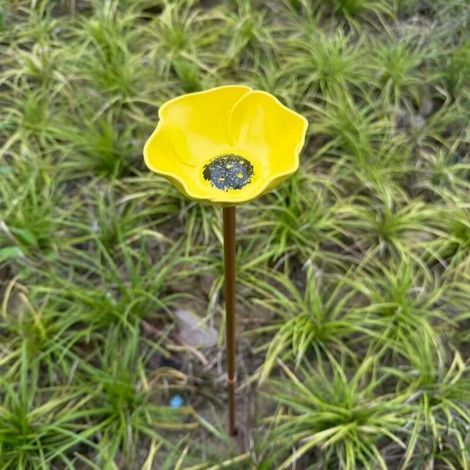 Metallene, blumenförmige Vogeltränke. Futterspender am Stab und Gartendekoration für Terrasse und Rasen.