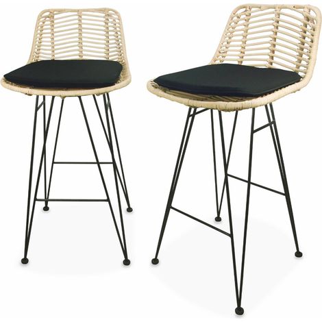 Deux tabourets de bar en rotin naturel et métal. coussins noirs - Cahya (1/5)
