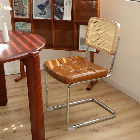 Lot de 2 chaises style breuer mid-century, simili cuir, piètement chrome, rembourrées modernes (1/5)