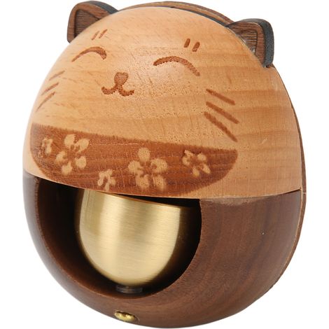 Le commerçant recommande la sonnette en bois et laiton ornée d'un chat porte-bonheur. Elle offre un son clair et agréable, est facile à installer et convient aux maisons, cafés et commerces.