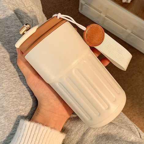 Stilvoller und tragbarer Thermos-Kaffeebecher mit intelligenter Temperaturanzeige, ideal für Studenten, in einem dezenten Beige-Braunton. (1/5)