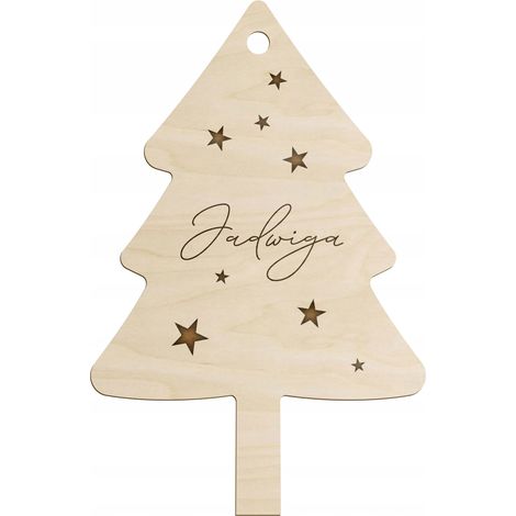 Eine weihnachtsbaumförmige Kugel mit Namen. Eine große Sperrholzkugel als Geschenk. (1/2)