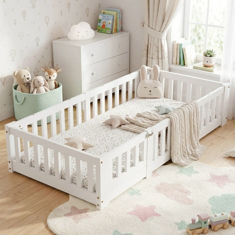 Montessori Bodenbett für Kinder 120x200 cm - Einzelbett aus massiver Kiefer mit Sicherheitsbarrieren und Lattenrost - Weiß