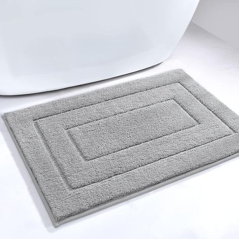 Diese rutschfeste Badematte aus weicher Mikrofaser ist hoch saugfähig, maschinenwaschbar und besonders dick. Sie misst 40 x 60 cm und ist hellgrau.