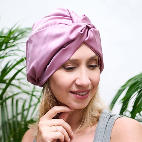 Gorro ajustable para el cabello Yeye Made in Nature de satén dorado (1/5)