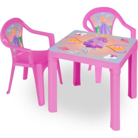 Una mesa rosa y dos sillas.