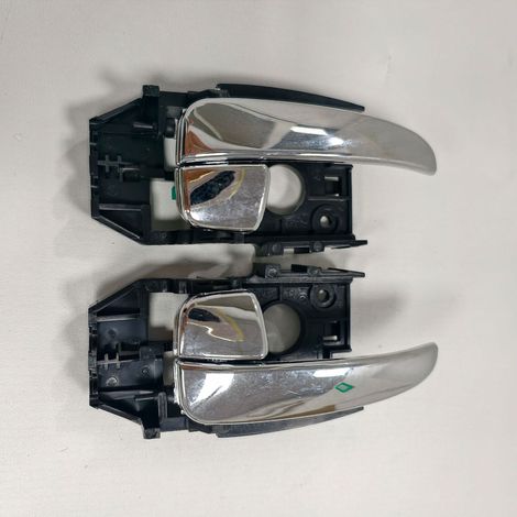 Les références 82620-2D000 et 82610-2D000 conviennent aux pièces automobiles Hyundai Elantra, en particulier aux poignées intérieures des portes avant gauche et droite. (1/5)