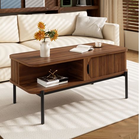 Rechteckiger Couchtisch 100 x 45 x 43 cm aus MDF in Walnussoptik mit Schiebetüren und Metallbeinen (1/5)