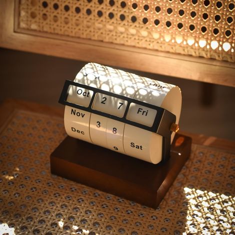 Calendrier perpétuel rotatif en bois, affichant le mois, le jour de la semaine et la date. Idéal pour la maison et le bureau, réutilisable, il peut servir de pense-bête ou de carnet de voyage. (1/5)