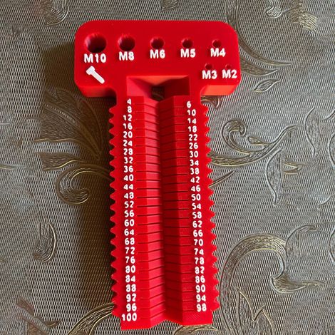 Outil de mesure de vis M2-M10+L4-100 mm. Cet outil permet de mesurer les vis métriques de M2 à M10, d'une longueur de 4 à 100 mm. - Rouge.