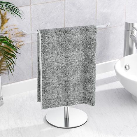 Un porte-serviettes argenté à base ronde, de 27 cm de large et 30 cm de haut, pour le rangement sur le comptoir de la salle de bain. (1/5)