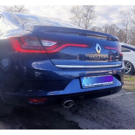 Embellecedor cromado de la tapa del maletero del Renault Megane IV Sed (1/5)