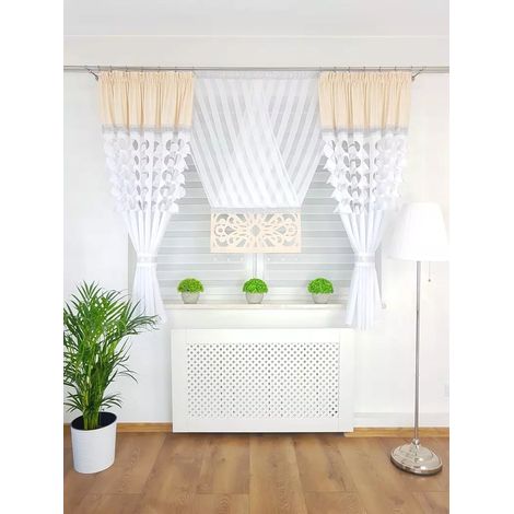 Panel decorativo con cortinas color crema. (1/5)