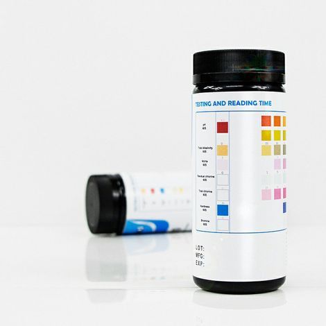 Bandes de test qualité eau 7en1 : dureté, pH, chlore, nitrates, nitrites, alcalinité, fer. 100 bandelettes pour analyse eau potable. (1/4)