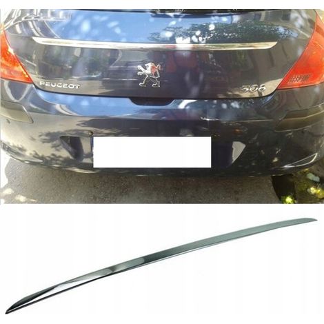 Embellecedor cromado del Peugeot 308 I HB en el portón trasero, encima de la matrícula. (1/5)