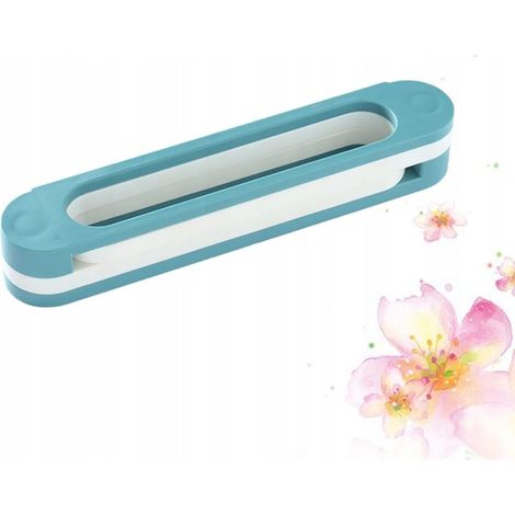 Un porta pantofole da parete blu con ganci autoadesivi.