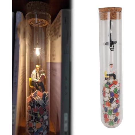 Ornement de Bureau Bibliophile : Tube à Lecture en Polymer Organique avec Modèle 3D et Personnage sur Montagne de Livres, Décoration Scientifique Éducative et Épurée (1/5)