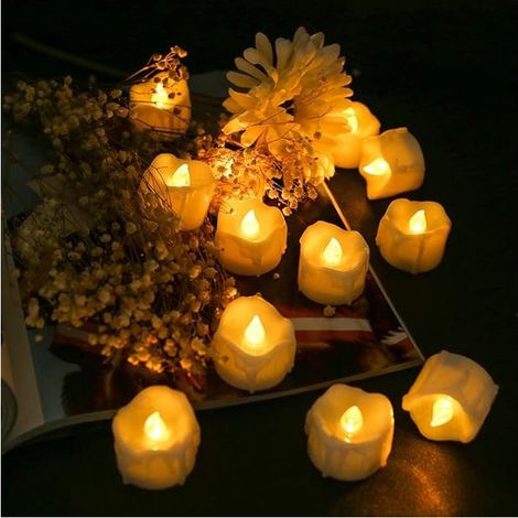 QAZQA Lot de 12 Bougies à LED, Bougies LED à Pile Flamme Vacillante Lumière Fausses Bougies électriques Réaliste et Bright, Décoration de Halloween Maison Mariage Anniversaire Soirée (Jaune Claire) (1/5)