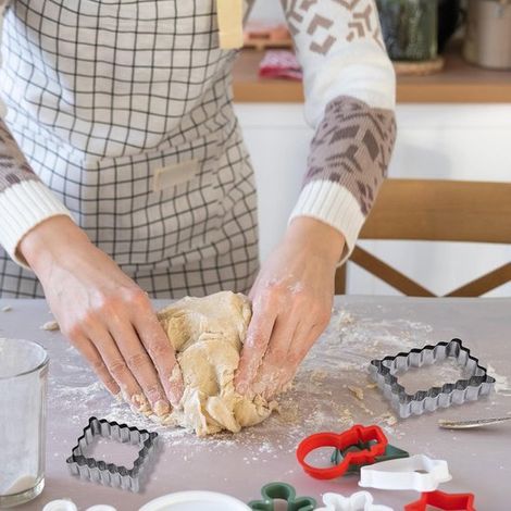 set di 6 tagliabiscotti quadrati, in acciaio inossidabile, per occasioni speciali, festività e dolci di tutti i giorni, colore argento. (1/2)