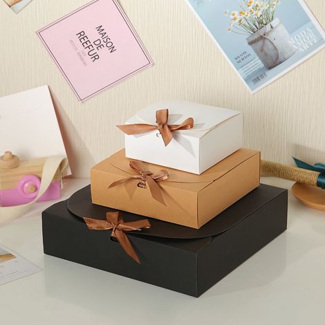 Lot de 10 boîtes (11,5 x 11,5 x 5 cm) présentées dans un coffret cadeau avec couvercle et ruban doré. Idéales comme boîtes d'invitation pour les demoiselles d'honneur. En papier kraft.à Halloween (1/4)