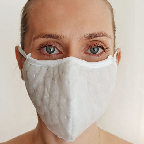 Mascarilla protectora facial fabricada con tejido no tejido de 3 capas con permeabilidad P2. (1/4)