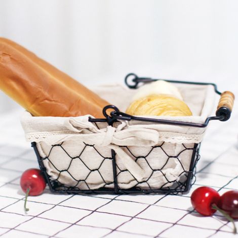 Panier à pain pliable en fil de fer avec poignée en bois et doublure en tissu, idéal pour ranger le pain, les aliments, les cosmétiques, les bijoux et les en-cas. Forme carrée. (1/5)